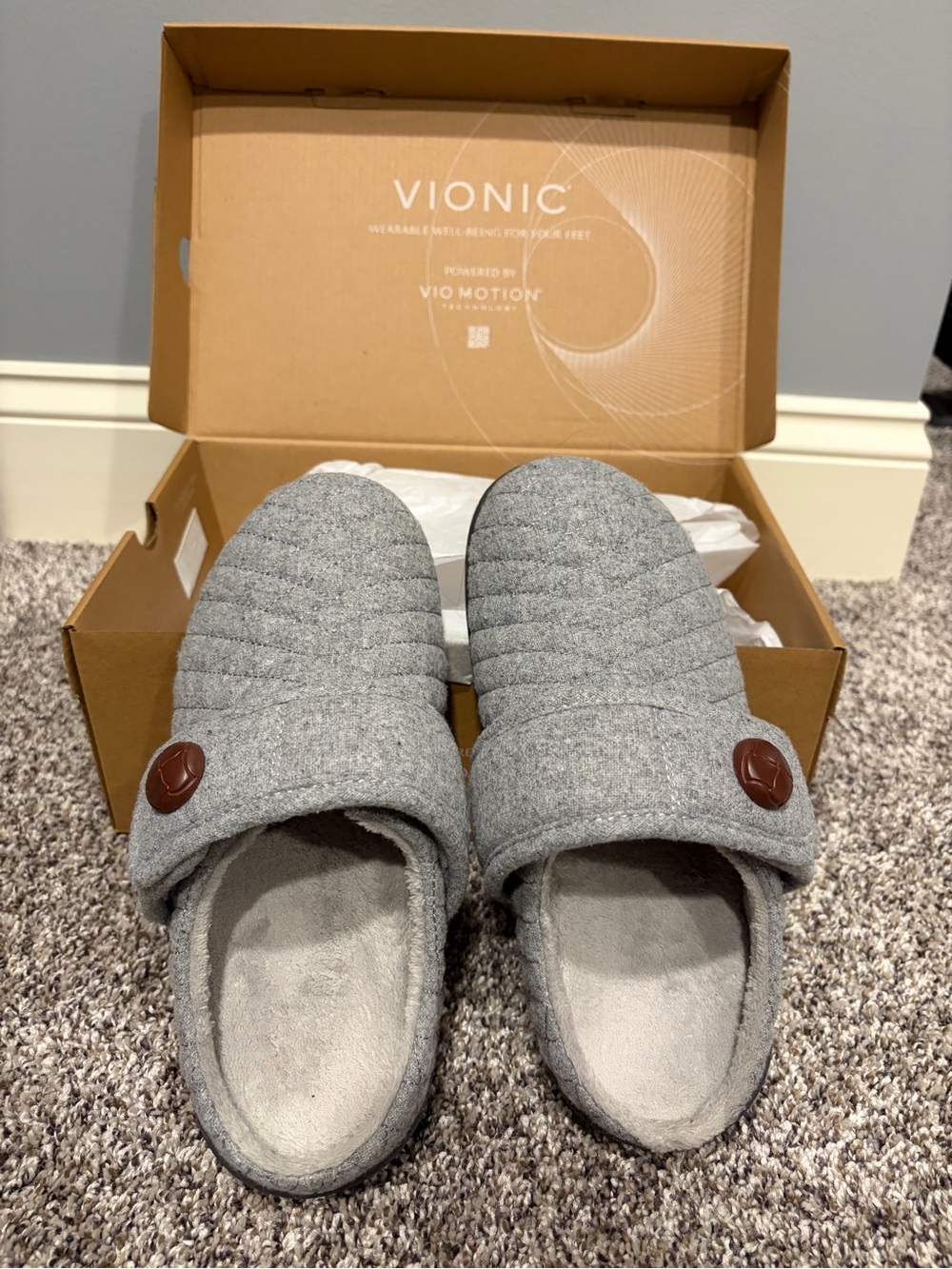 Vionic Carlin Quilted Gray Slip-On Slippers - size 6